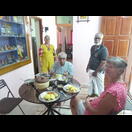 Eingeladen zum Frühstück mit Uma, ihrem Vater und ihrem Mann (v. l. n. r)